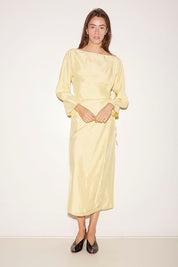 ROBE PORTEFEUILLE TAYLOR EN SATIN D'ACÉTATE JAUNE