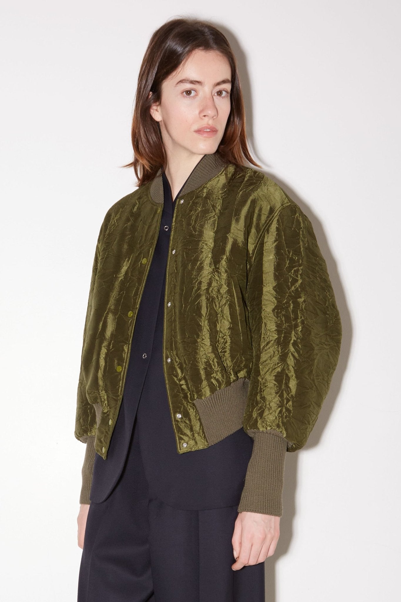 BLOUSON COURT PUZZLE EN SATIN FROISSÉ ARMY - ROSEANNA