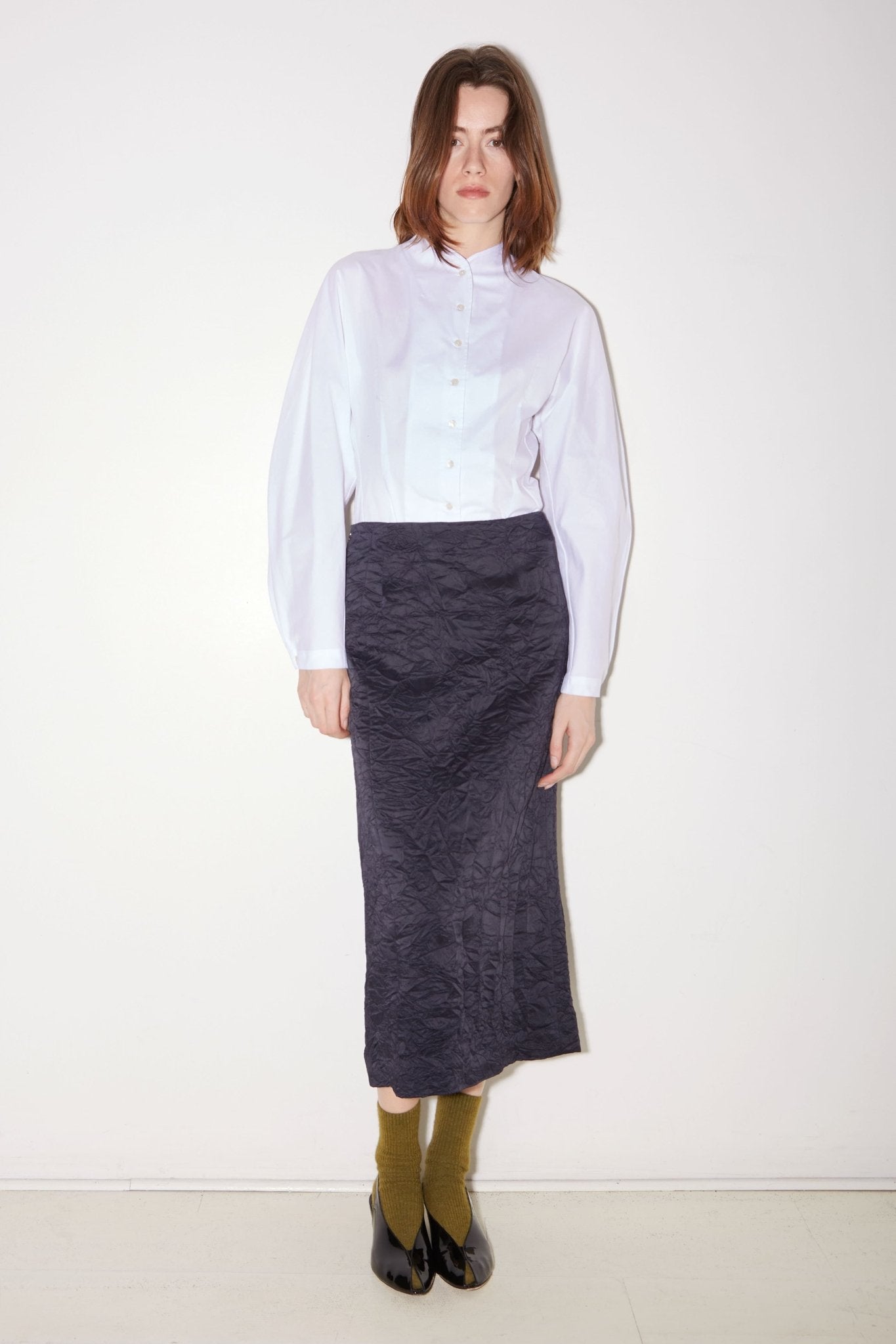 JUPE MIDI MARTHA EN SATIN FROISSÉ NAVY - ROSEANNA