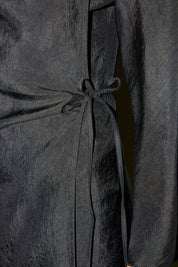 ROBE PORTEFEUILLE TAYLOR EN SATIN D'ACÉTATE CHARBON - ROSEANNA