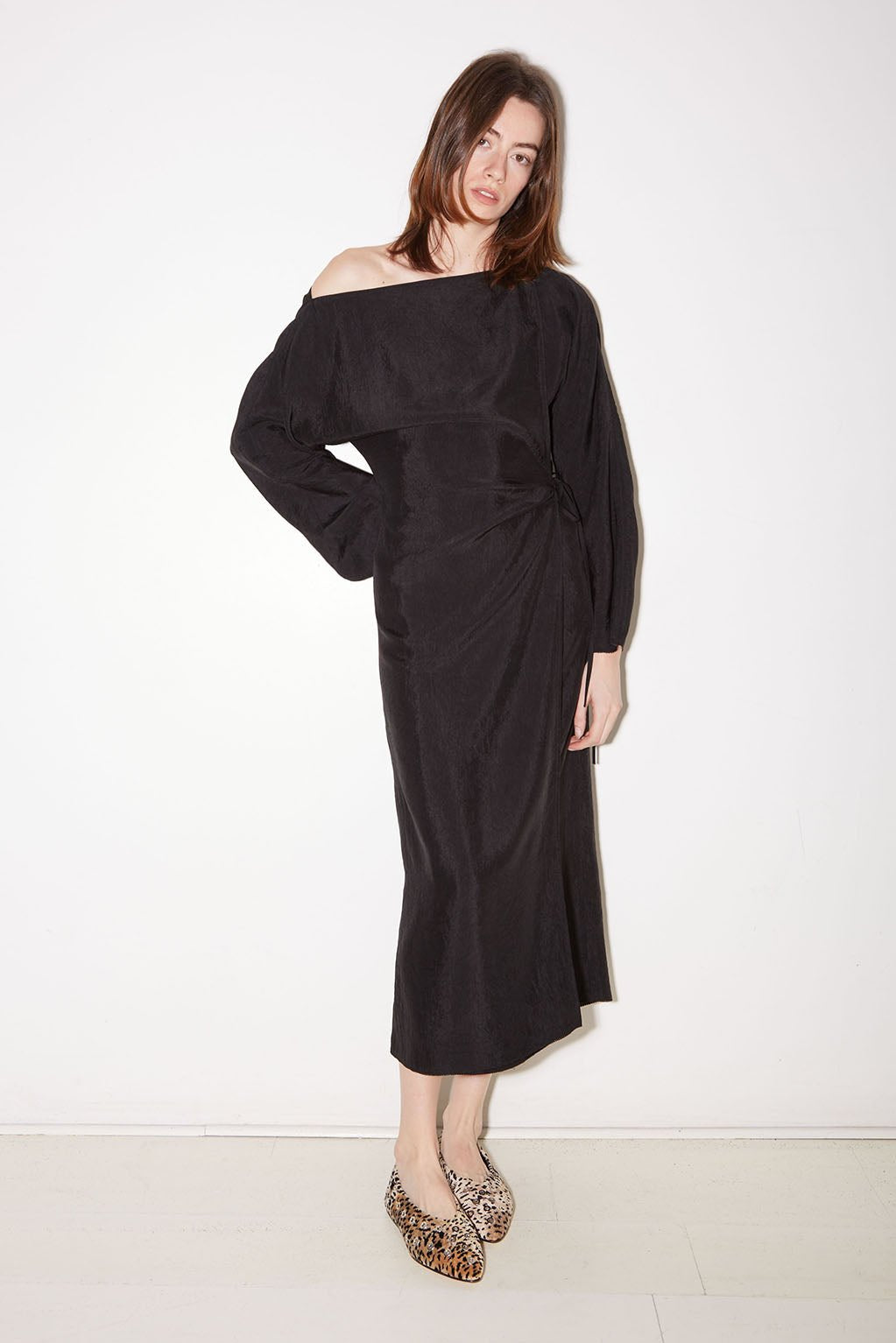 ROBE PORTEFEUILLE TAYLOR EN SATIN D'ACÉTATE CHARBON - ROSEANNA