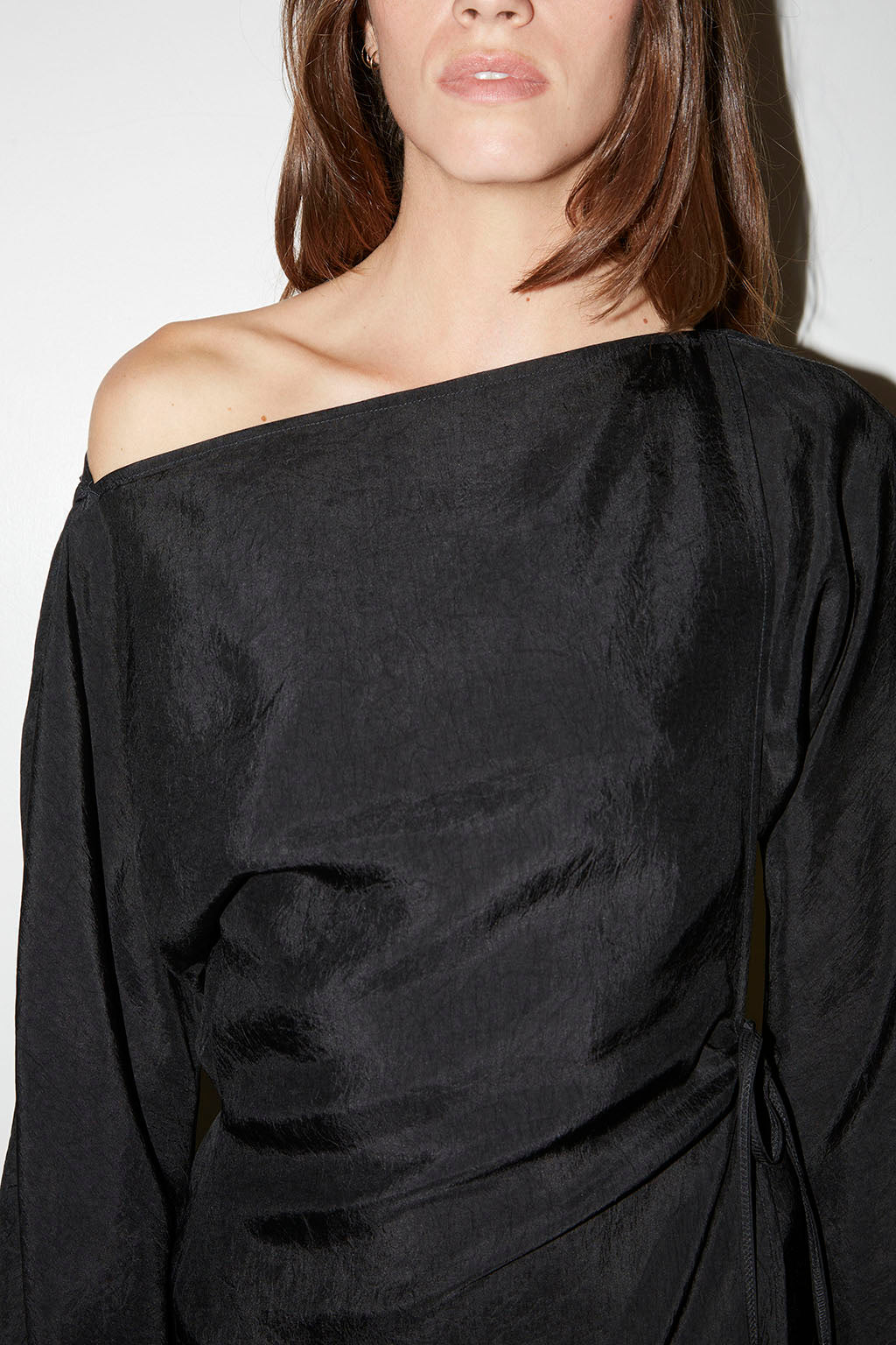 ROBE PORTEFEUILLE TAYLOR EN SATIN D'ACÉTATE CHARBON - ROSEANNA
