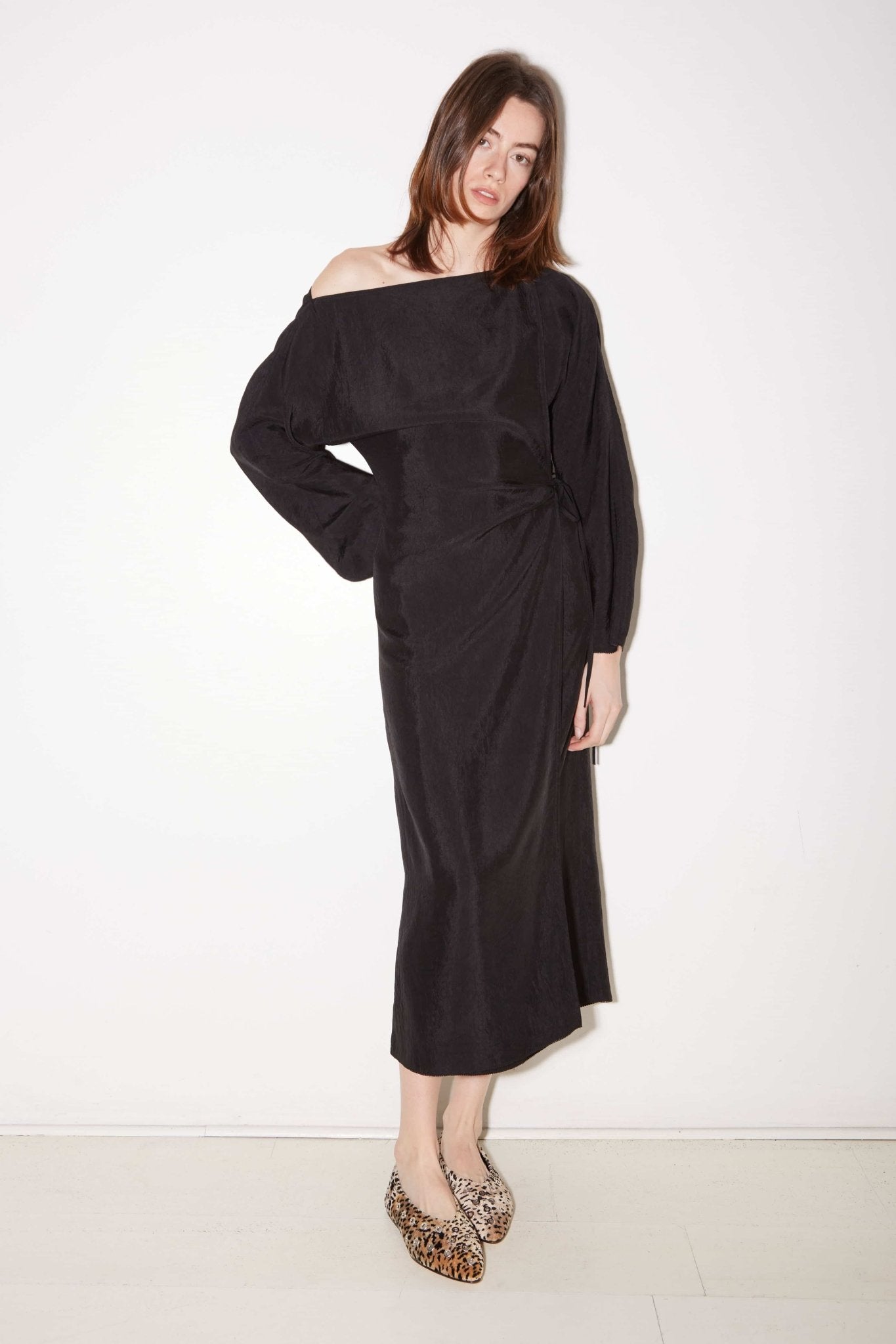 ROBE PORTEFEUILLE TAYLOR EN SATIN D'ACÉTATE CHARBON - ROSEANNA