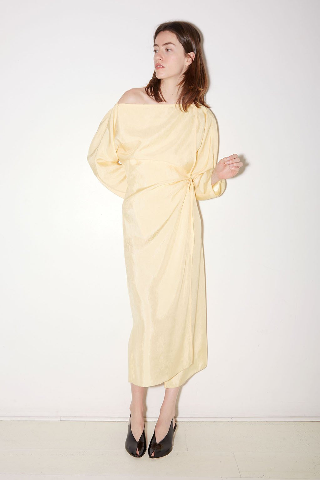 ROBE PORTEFEUILLE TAYLOR EN SATIN D'ACÉTATE JAUNE - ROSEANNA