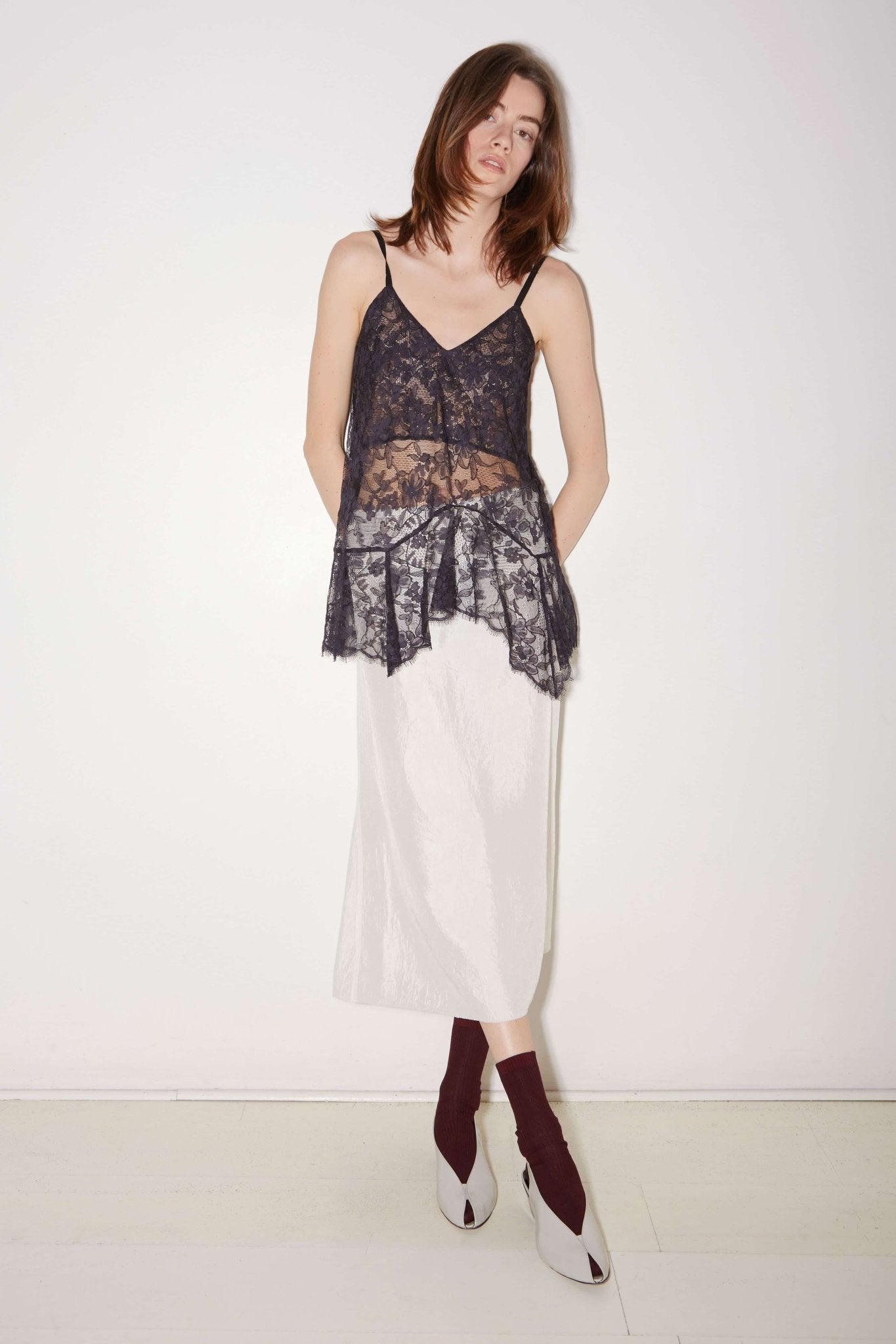 TOP À BRETELLES LATTE EN DENTELLE NAVY - ROSEANNA