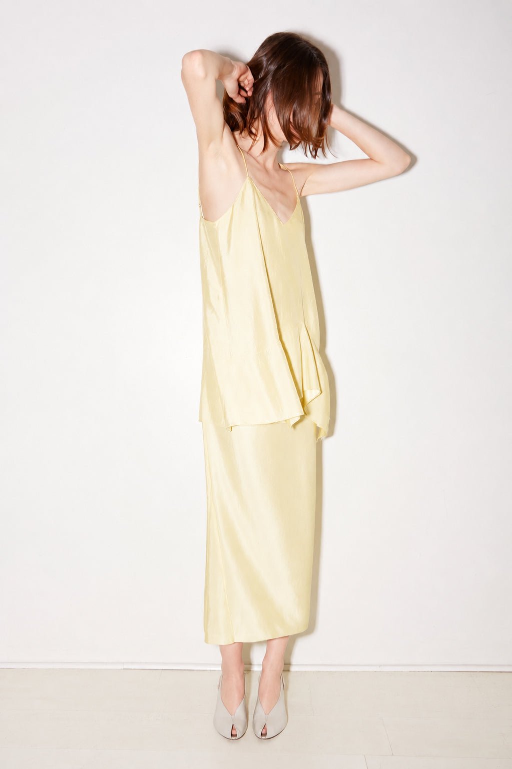TOP À BRETELLES LATTE EN SATIN D'ACÉTATE JAUNE - ROSEANNA