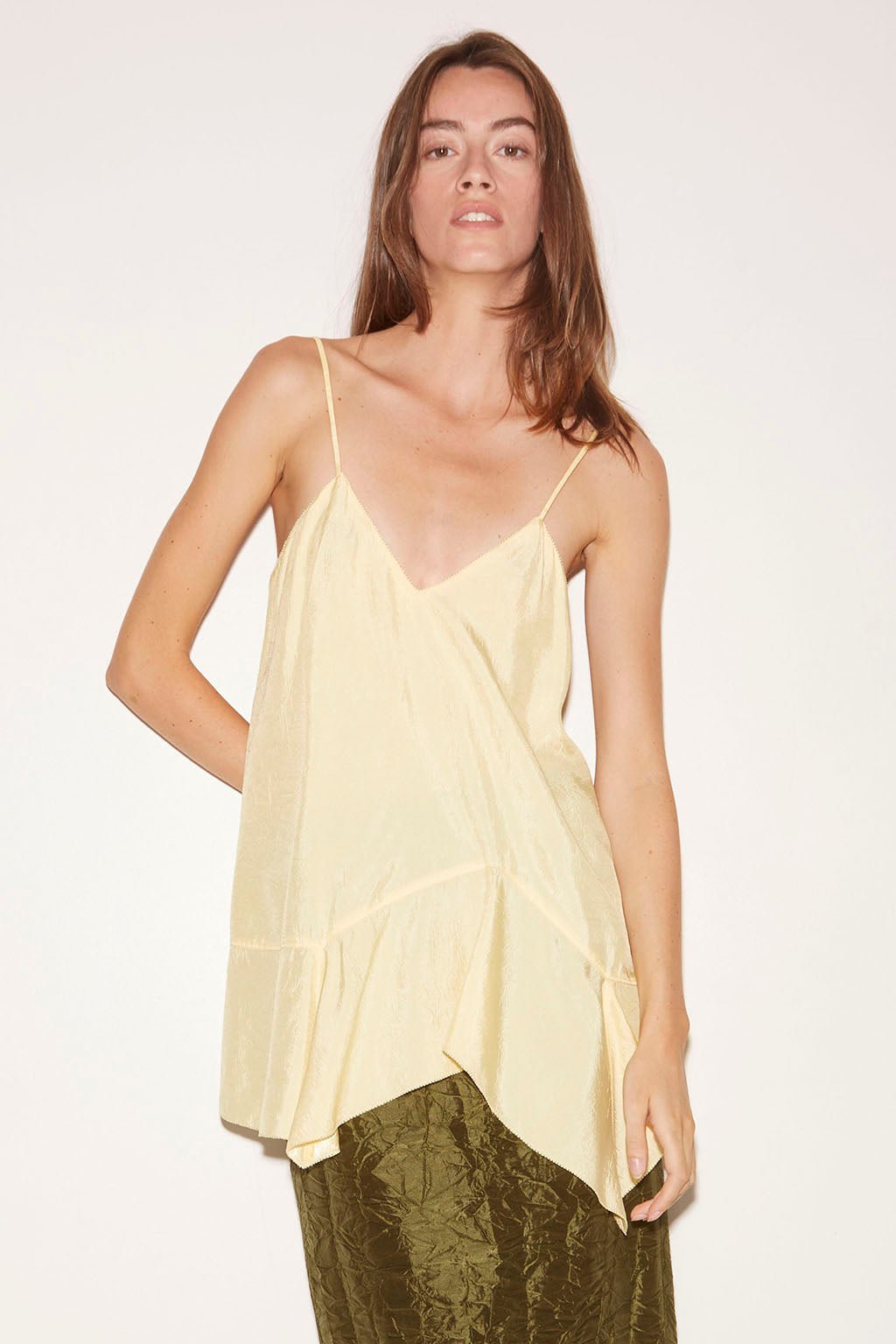 TOP À BRETELLES LATTE EN SATIN D'ACÉTATE JAUNE - ROSEANNA