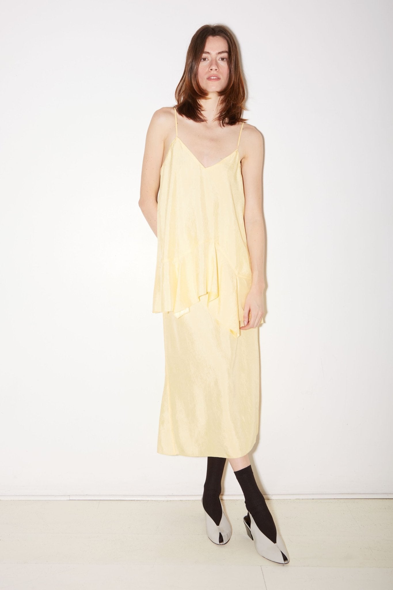 TOP À BRETELLES LATTE EN SATIN D'ACÉTATE JAUNE - ROSEANNA