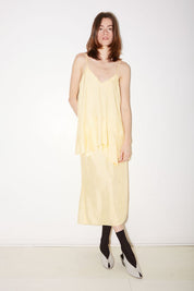 TOP À BRETELLES LATTE EN SATIN D'ACÉTATE JAUNE - ROSEANNA