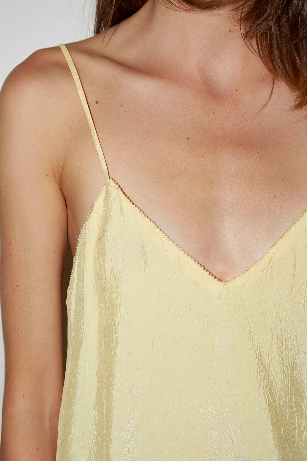 TOP À BRETELLES LATTE EN SATIN D'ACÉTATE JAUNE - ROSEANNA