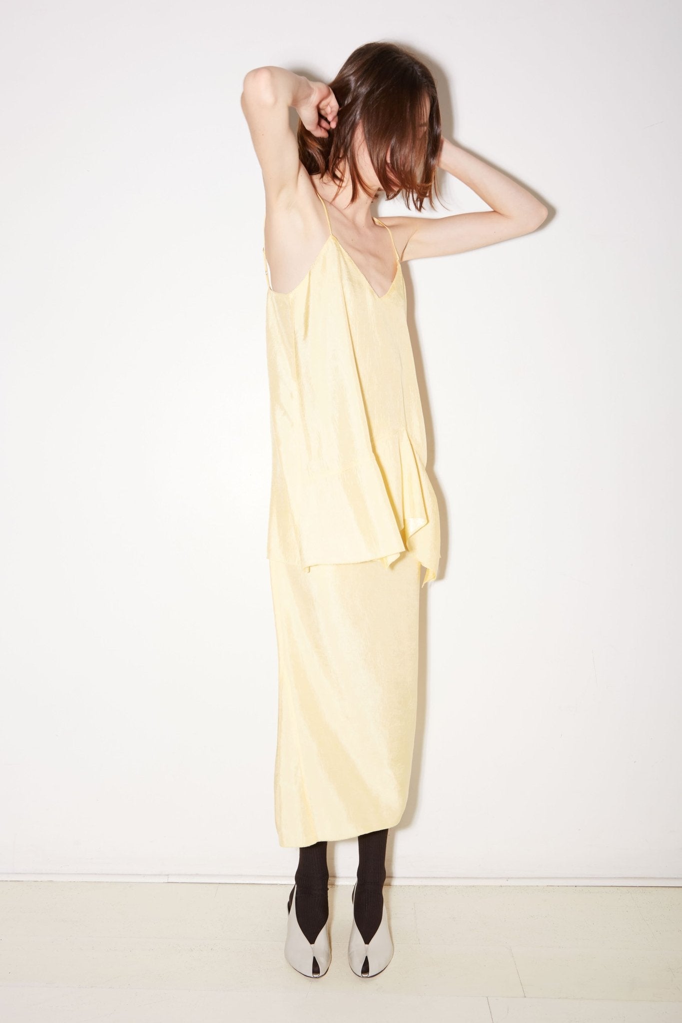 TOP À BRETELLES LATTE EN SATIN D'ACÉTATE JAUNE - ROSEANNA