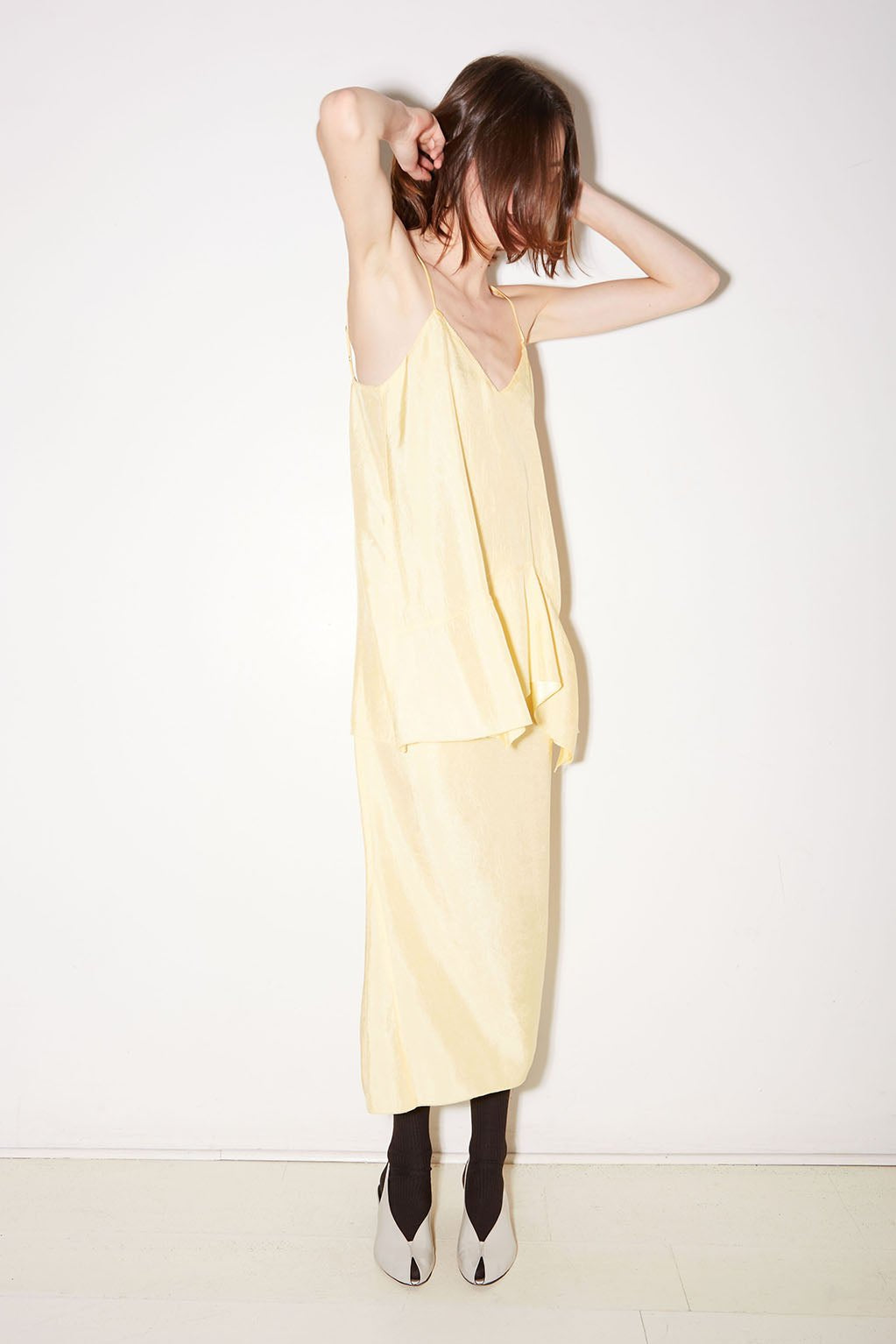 TOP À BRETELLES LATTE EN SATIN D'ACÉTATE JAUNE - ROSEANNA