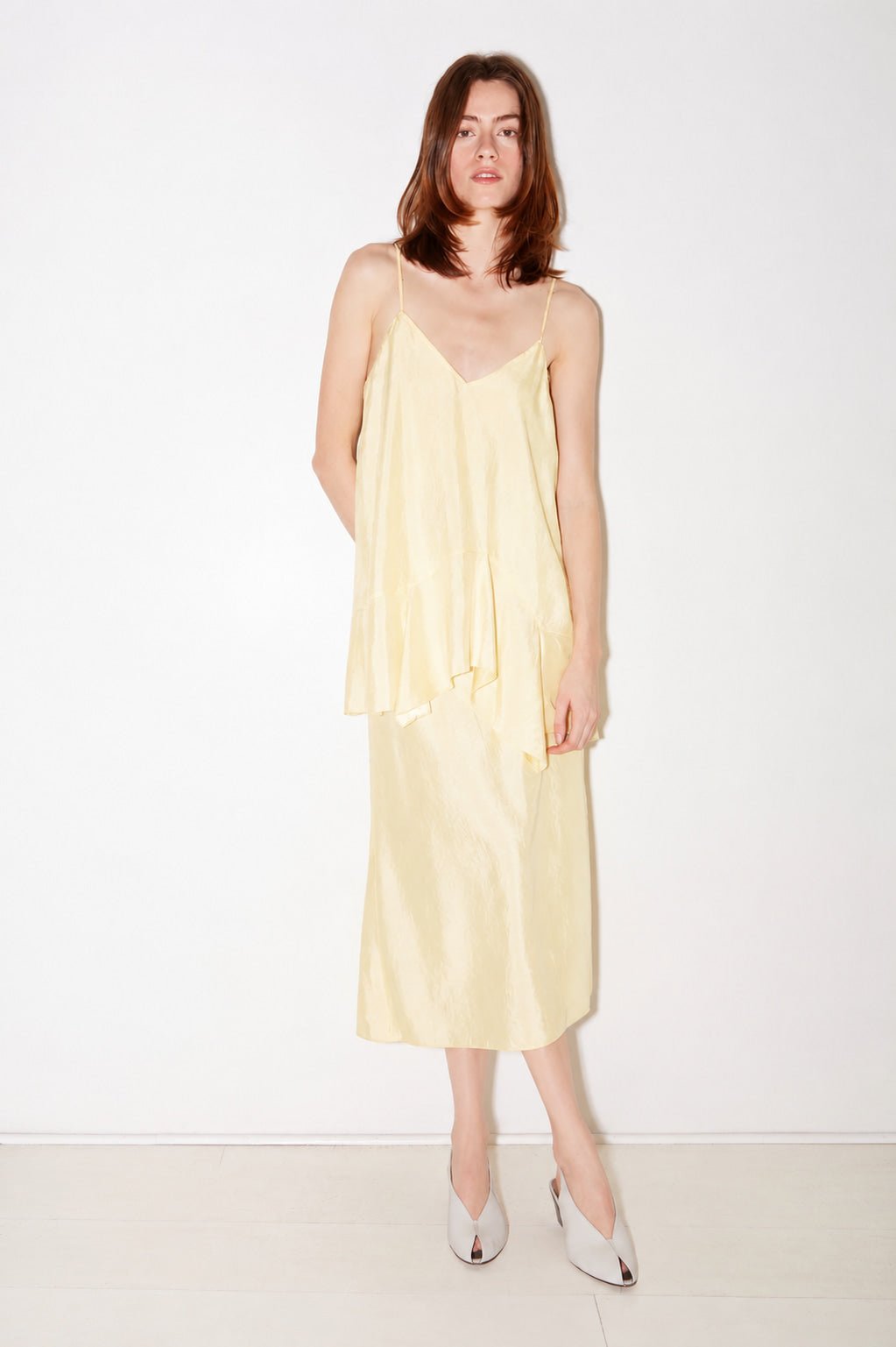 TOP À BRETELLES LATTE EN SATIN D'ACÉTATE JAUNE - ROSEANNA